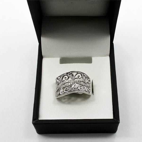 Diamond & White Gold Ring (3.85 Grams - 0.33 Carats) 1 Diamond & Silver Gold Ring 3.85 Grams - 0.33 Carats