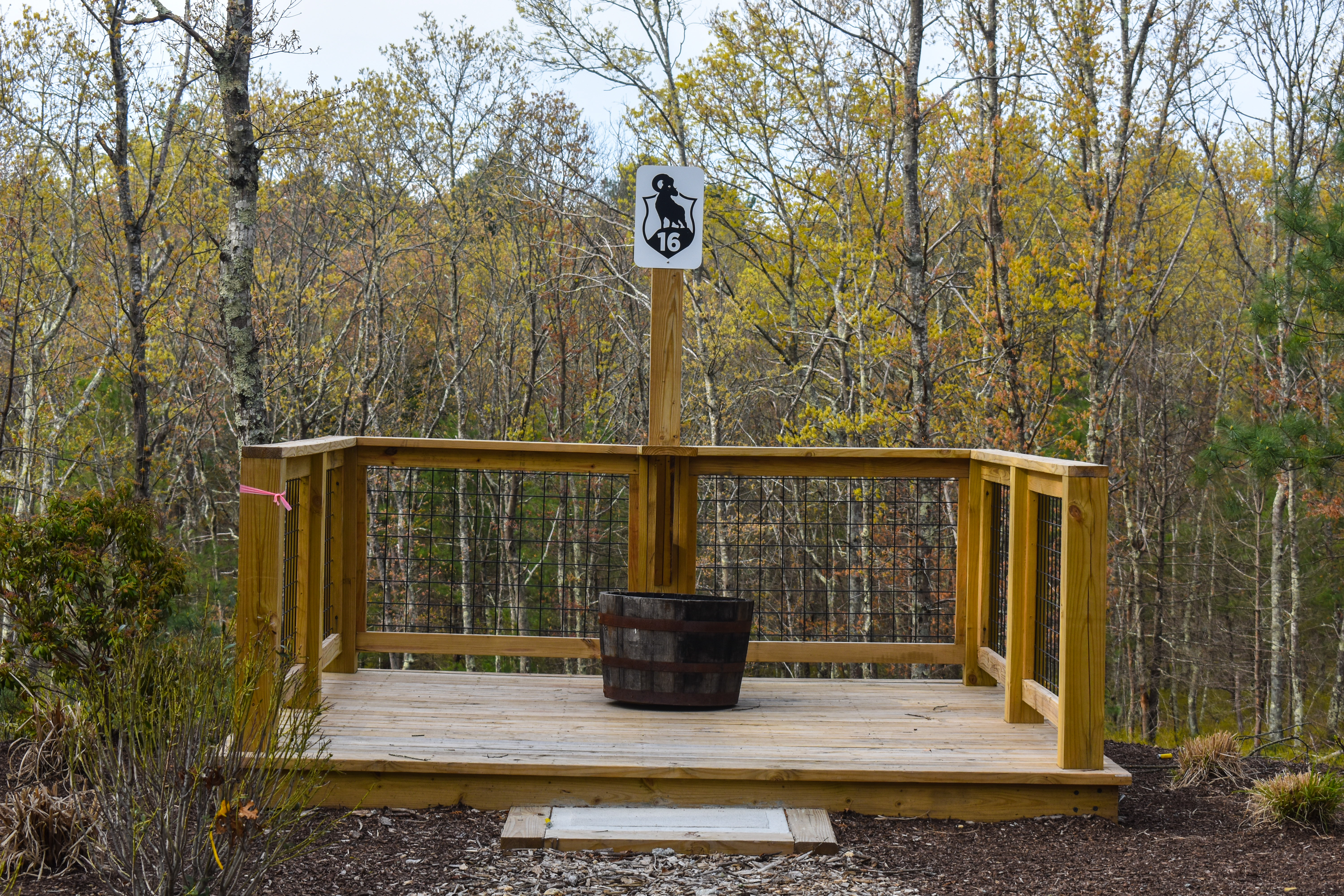 Sporting Clays 21 A shooter swings on a crossing target